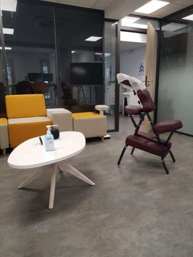 photo chaise de massage en salle de réception