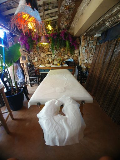 table de massage dans un restaurant