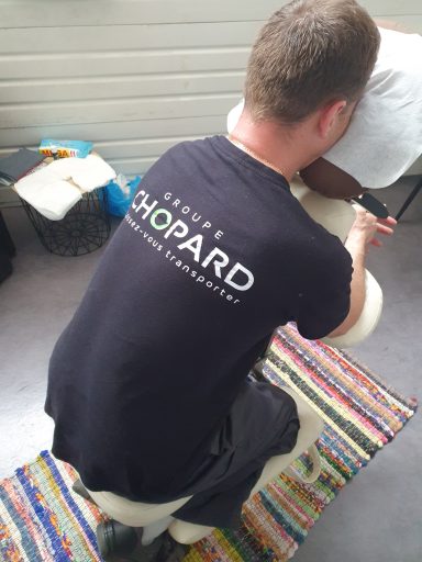 employé qui reçoit un massage sur chaise
