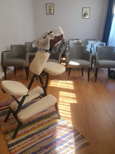 demo massage sur chaise en salle de réunion