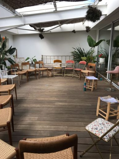 ateleir de groupe sur terrasse ombragée
