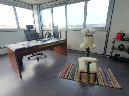 shiatsu sur chaise pour un chef d'entreprise dans son bureau