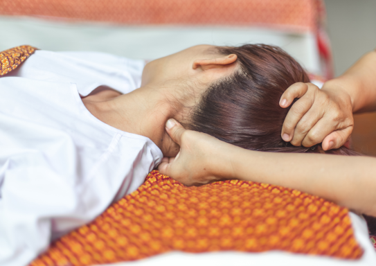 pression type shiatsu sur la base du crâne