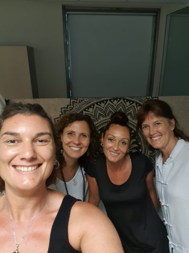 équipe souriante de collaboratrices